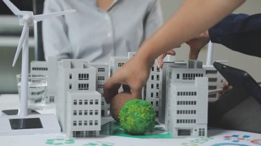 Kağıt modelli model ev modeli tutan işadamı