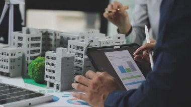 Emlakçı ev kiralamak için bir model gösteriyor. Emlakçı konsepti.