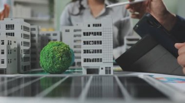 Arkaplanda plan modeline sahip mimar veya mühendis.