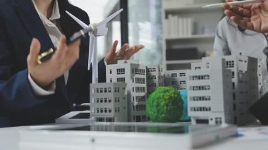 İş ekibi yeni bir ev planlıyor. Emlak kavramı