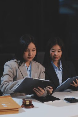 Yargıç Gavin ve Adalet Avukatları hukuk firmasının arka planında takım toplantısı yapıyorlar. Hukuk ve Hukuk Hizmetleri kavramları.