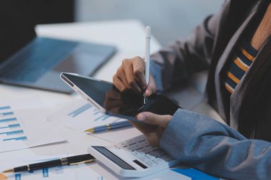 Gülümseyen Asyalı kadın, evinde internet ya da alışveriş cihazını kullanarak ayakta duruyor, mutlu, genç bayan müşteri sörf sitesi haberleri okuyor ya da tablet üzerinde sohbet ediyor, teknoloji konsepti.