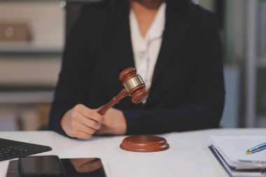 Yargıç Gavin ve Adalet Avukatları hukuk firmasının arka planında takım toplantısı yapıyorlar. Hukuk ve Hukuk Hizmetleri kavramları.
