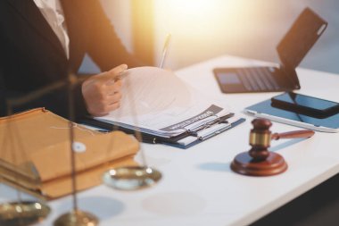 Yargıç Gavin ve Adalet Avukatları hukuk firmasının arka planında takım toplantısı yapıyorlar. Hukuk ve Hukuk Hizmetleri kavramları.
