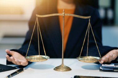 Yargıç Gavin ve Adalet Avukatları hukuk firmasının arka planında takım toplantısı yapıyorlar. Hukuk ve Hukuk Hizmetleri kavramları.