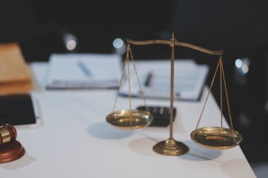 Yargıç Gavin ve Adalet Avukatları hukuk firmasının arka planında takım toplantısı yapıyorlar. Hukuk ve Hukuk Hizmetleri kavramları.