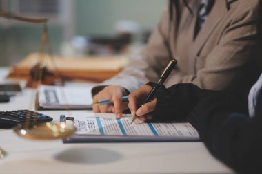 Yargıç Gavin ve Adalet Avukatları hukuk firmasının arka planında takım toplantısı yapıyorlar. Hukuk ve Hukuk Hizmetleri kavramları.