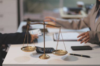 Yargıç Gavin ve Adalet Avukatları hukuk firmasının arka planında takım toplantısı yapıyorlar. Hukuk ve Hukuk Hizmetleri kavramları.