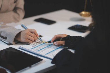 Yargıç Gavin ve Adalet Avukatları hukuk firmasının arka planında takım toplantısı yapıyorlar. Hukuk ve Hukuk Hizmetleri kavramları.