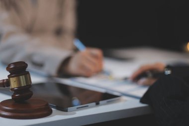 Yargıç Gavin ve Adalet Avukatları hukuk firmasının arka planında takım toplantısı yapıyorlar. Hukuk ve Hukuk Hizmetleri kavramları.