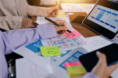 Mobil uygulama arayüzü kablo dizaynı hakkında modern ofisteki müşteri breif ve renk kodu ile fikir alışverişinde bulunan uu geliştirici ve ui tasarımcısını kapat. Yaratıcı dijital geliştirme ajansı.