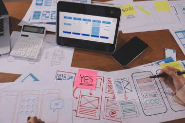 Mobil uygulama arayüzü kablo dizaynı hakkında modern ofisteki müşteri breif ve renk kodu ile fikir alışverişinde bulunan uu geliştirici ve ui tasarımcısını kapat. Yaratıcı dijital geliştirme ajansı.