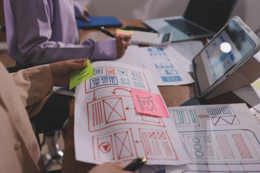 Mobil uygulama arayüzü kablo dizaynı hakkında modern ofisteki müşteri breif ve renk kodu ile fikir alışverişinde bulunan uu geliştirici ve ui tasarımcısını kapat. Yaratıcı dijital geliştirme ajansı.