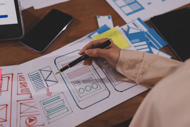 Mobil uygulama arayüzü kablo dizaynı hakkında modern ofisteki müşteri breif ve renk kodu ile fikir alışverişinde bulunan uu geliştirici ve ui tasarımcısını kapat. Yaratıcı dijital geliştirme ajansı.