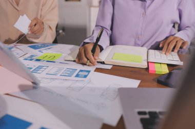 Mobil uygulama arayüzü kablo dizaynı hakkında modern ofisteki müşteri breif ve renk kodu ile fikir alışverişinde bulunan uu geliştirici ve ui tasarımcısını kapat. Yaratıcı dijital geliştirme ajansı.