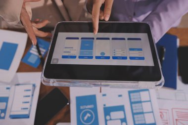 Mobil uygulama arayüzü kablo dizaynı hakkında modern ofisteki müşteri breif ve renk kodu ile fikir alışverişinde bulunan uu geliştirici ve ui tasarımcısını kapat. Yaratıcı dijital geliştirme ajansı.