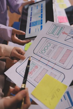 Mobil uygulama arayüzü kablo dizaynı hakkında modern ofisteki müşteri breif ve renk kodu ile fikir alışverişinde bulunan uu geliştirici ve ui tasarımcısını kapat. Yaratıcı dijital geliştirme ajansı.