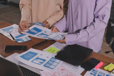 Mobil uygulama arayüzü kablo dizaynı hakkında modern ofisteki müşteri breif ve renk kodu ile fikir alışverişinde bulunan uu geliştirici ve ui tasarımcısını kapat. Yaratıcı dijital geliştirme ajansı.