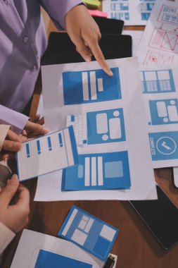 Mobil uygulama arayüzü kablo dizaynı hakkında modern ofisteki müşteri breif ve renk kodu ile fikir alışverişinde bulunan uu geliştirici ve ui tasarımcısını kapat. Yaratıcı dijital geliştirme ajansı.