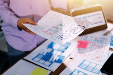 Mobil uygulama arayüzü kablo dizaynı hakkında modern ofisteki müşteri breif ve renk kodu ile fikir alışverişinde bulunan uu geliştirici ve ui tasarımcısını kapat. Yaratıcı dijital geliştirme ajansı.