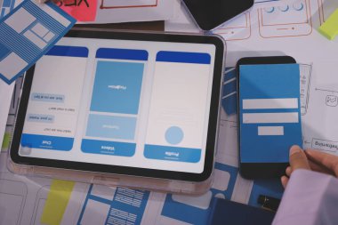 Mobil uygulama arayüzü kablo dizaynı hakkında modern ofisteki müşteri breif ve renk kodu ile fikir alışverişinde bulunan uu geliştirici ve ui tasarımcısını kapat. Yaratıcı dijital geliştirme ajansı.