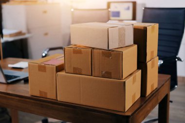 Girişim KOBİ küçük işletme girişimcisi önlük giyen Asyalı kadın dizüstü bilgisayar ve kutu kullanarak çevrimiçi müşterilere, çevrimiçi sme iş fikirlerine satış hazırlamak için siparişleri alır ve gözden geçirir.