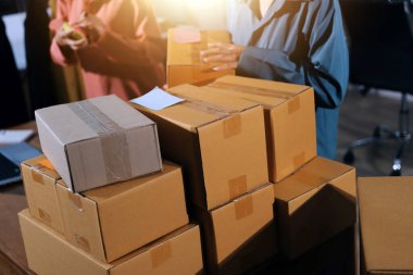 Girişim KOBİ küçük işletme girişimcisi önlük giyen Asyalı kadın dizüstü bilgisayar ve kutu kullanarak çevrimiçi müşterilere, çevrimiçi sme iş fikirlerine satış hazırlamak için siparişleri alır ve gözden geçirir.