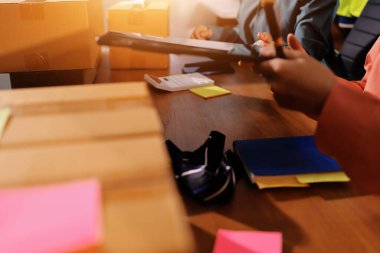 Girişim KOBİ küçük işletme girişimcisi önlük giyen Asyalı kadın dizüstü bilgisayar ve kutu kullanarak çevrimiçi müşterilere, çevrimiçi sme iş fikirlerine satış hazırlamak için siparişleri alır ve gözden geçirir.