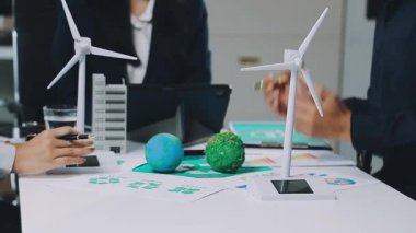 Modern ofiste çalışan işadamları