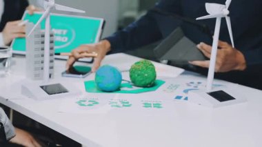 Yeşil enerji modeli tutan iş adamı