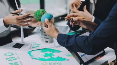 Proje üzerinde çalışan ve tartışan bir grup insan