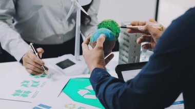 Ofiste birlikte çalışan genç bir iş adamının yakın görüntüsü.