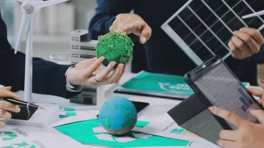 İş adamları dünyayı ellerinde tutuyor, sürdürülebilir enerji kavramı