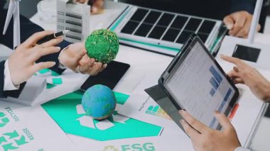 Elinde küre olan bir dizüstü bilgisayar tutan adama yaklaş.