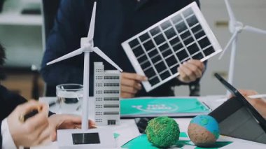 Genç Asyalı kadın mühendis güneş panelleri ve rüzgâr türbini ile zırhlı. alternatif enerji kavramı