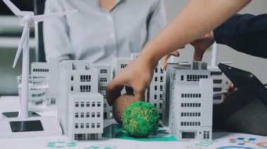 İnşaat alanında model modelle çalışan mühendis