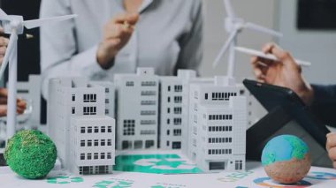 Ofiste çalışan takım elbiseli genç adam..