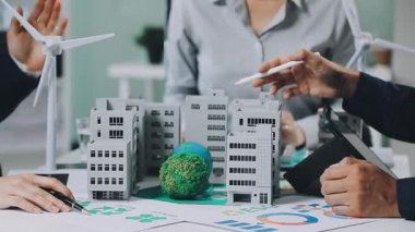 Mimarlar takımı ayakta duruyor ve yeni modelleri tartışıyor.