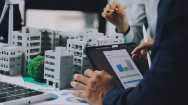 İş adamı ev planı ve emlakçıyla çalışıyor.