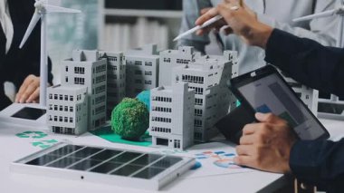 İnşaat modeli ve mimari yapı modelinde çalışan mühendis ya da mimar mühendisi. inşaat ve mühendislik kavramı.