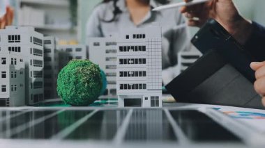 İnşaat alanında çalışan mühendis ya da mimar. Şablonları ve planı olan bir inşaat projesi.