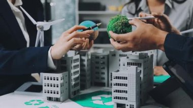 Modern bir ofiste çalışan bir grup iş adamı.