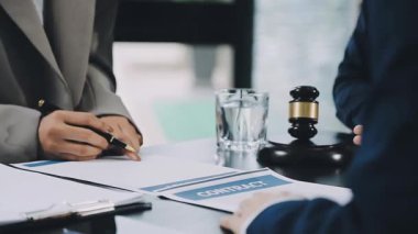 İş Adamları Tokalaşıyor