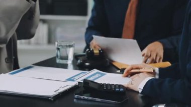 Modern ofiste mali belgeler ve belgelerle çalışan bir iş kadını. iş kavramı.