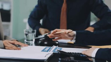 Ofiste dizüstü bilgisayarla çalışan iş ekibini kapatın.