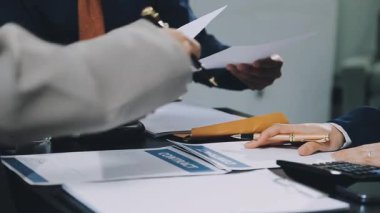 İşadamları ofiste sözleşme imzalıyorlar..