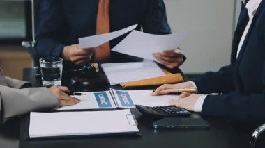 İş adamı iş ortağıyla tokalaşıyor.