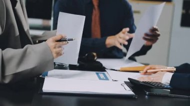 İş ekibi ofiste çalışıyor.