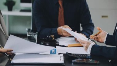 Bir belge tartışırken iş adamları