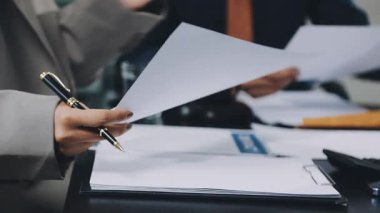 Ofiste evraklar üzerinde çalışan iş ekibi, kapatın -